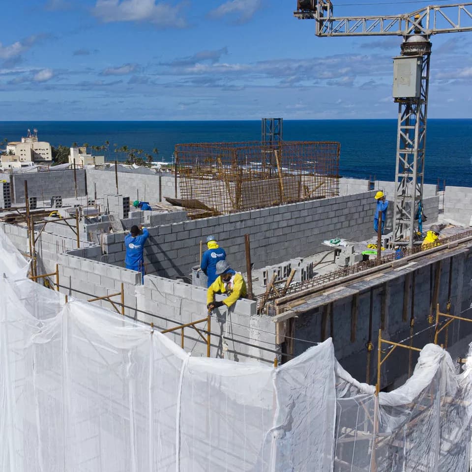 Foto de inspeção aérea de andamento de construção de um edificio em Salvador, Bahia
