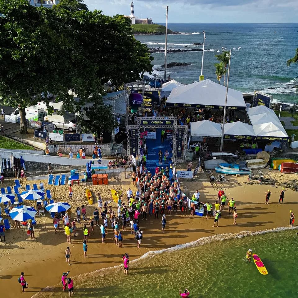 Foto aérea de competição de nado em mar aberto no Porto da Barra, praia e ponto turístico de Salvador, Bahia