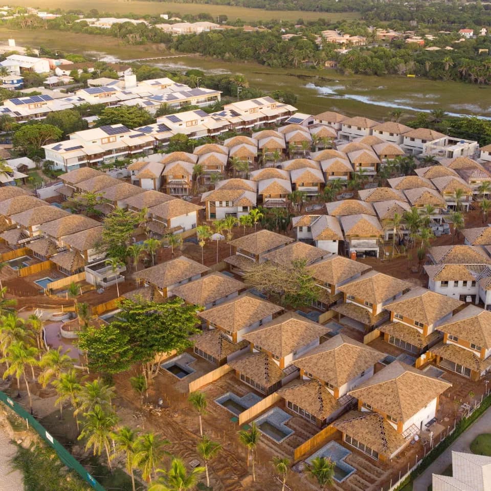 Foto de inspeção aérea do andamento de construção de um condominio de casas em Salvador, Bahia