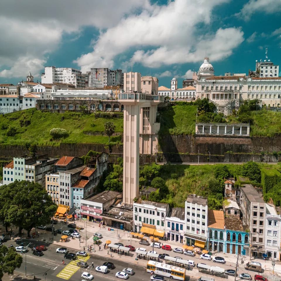 Foto aérea do Elevador Lacerda, ponto turistico de Salvador, Bahia