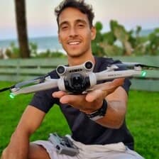 Foto de Jonatan Farias, dono da Dom Drone, mostrando o seu drone de trabalho.